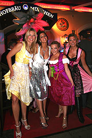 Tina Kaiser, Aline Lettow, Judith Hildebrandt und Dirndl Designerin Caroline Kaiser (v.l.n.r.) (Foto. Martin Schmitz